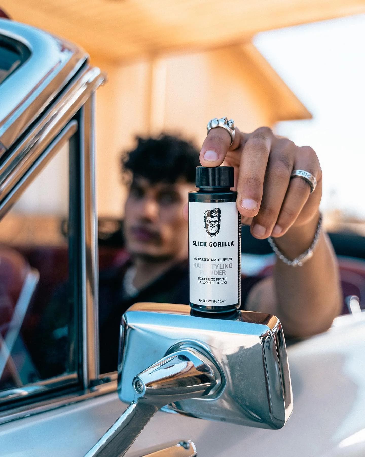 Revoluce v objemu: proč je Slick Gorilla Hair Powder tajnou zbraní vašeho barbera